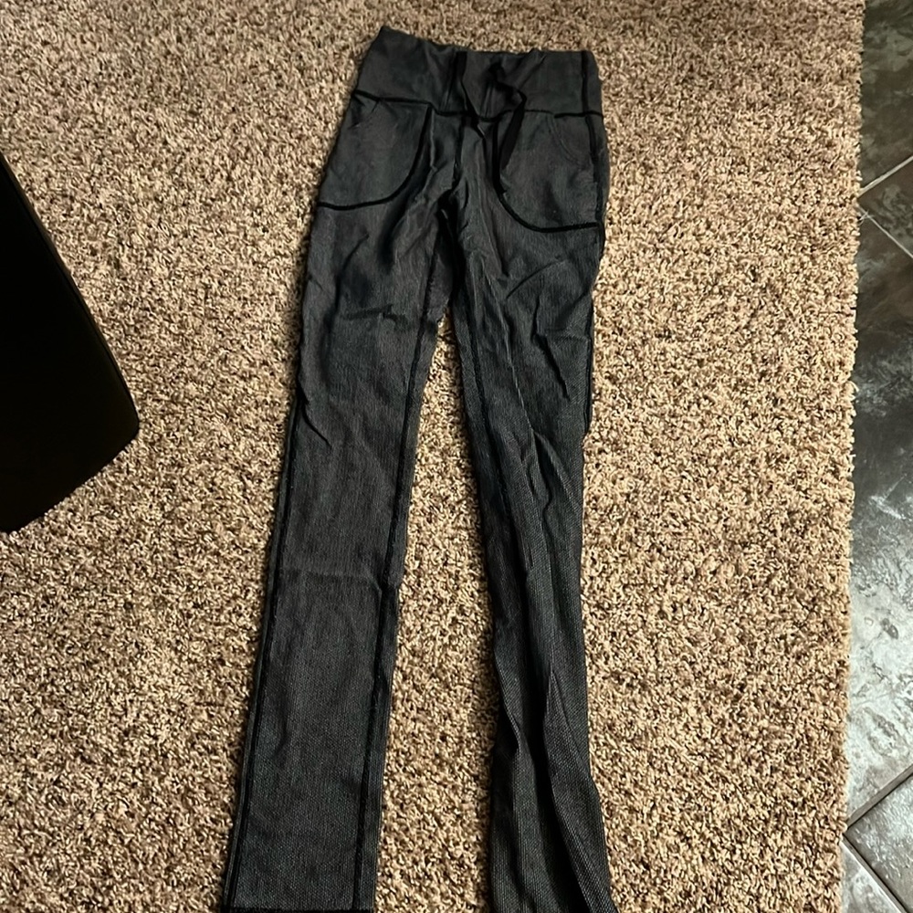 Lululemon size 4 leggings black & white drawstring